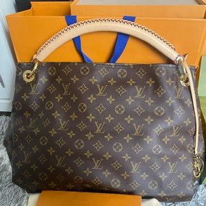 ⛔️SOLD⛔️Guaranteed authentic discontinued Artsy MM💞 with receipt and dustbag.